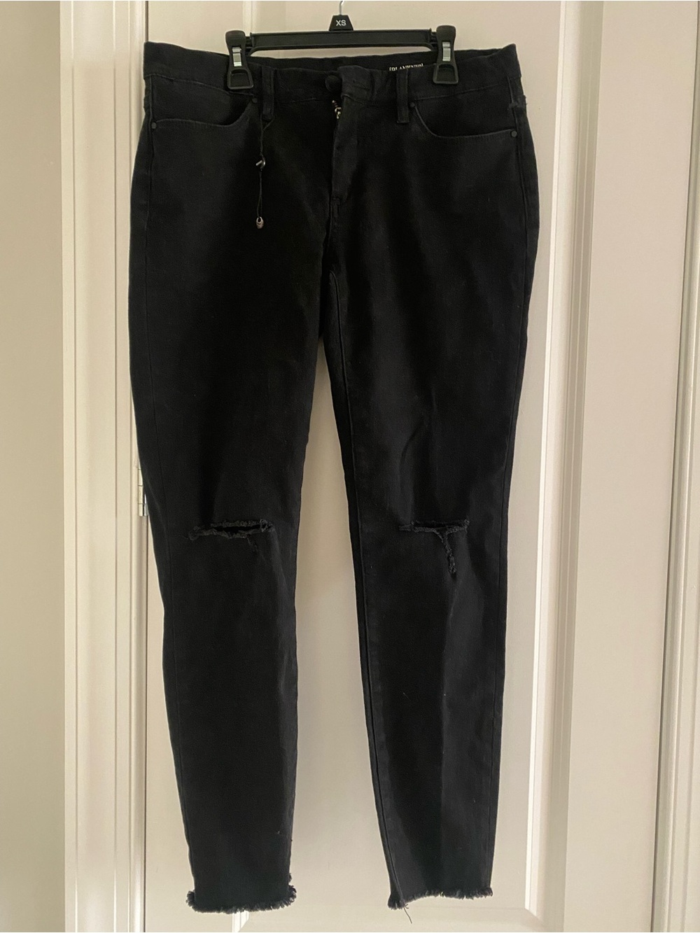 EUC BLANKNYC Distressed Jeans SZ  30 Style Intro Black Zip Up Not Worn Washed